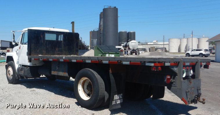 image for item GR9730 1985 International S1954  flatbed truck