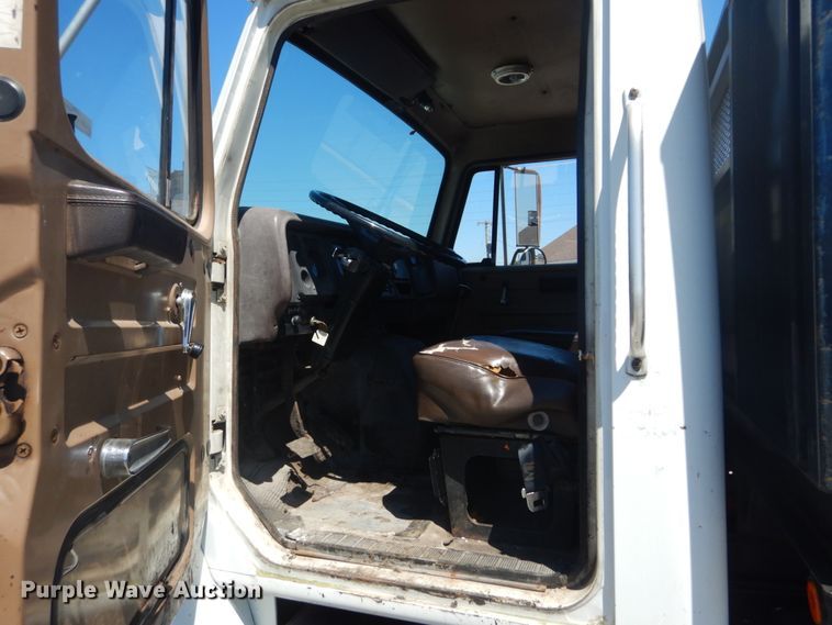 image for item GR9730 1985 International S1954  flatbed truck