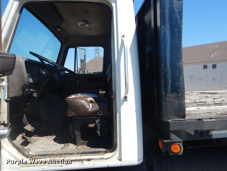 image for item GR9730 1985 International S1954  flatbed truck