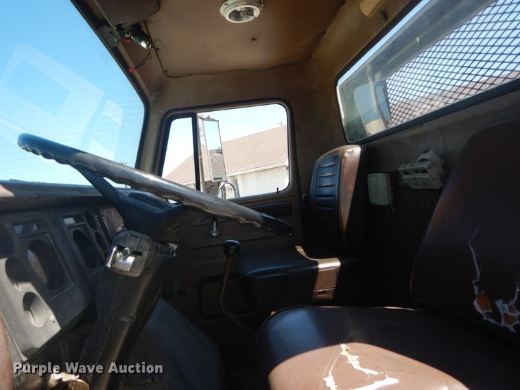 image for item GR9730 1985 International S1954  flatbed truck