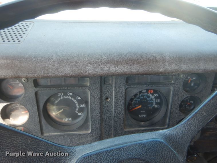 image for item GR9730 1985 International S1954  flatbed truck