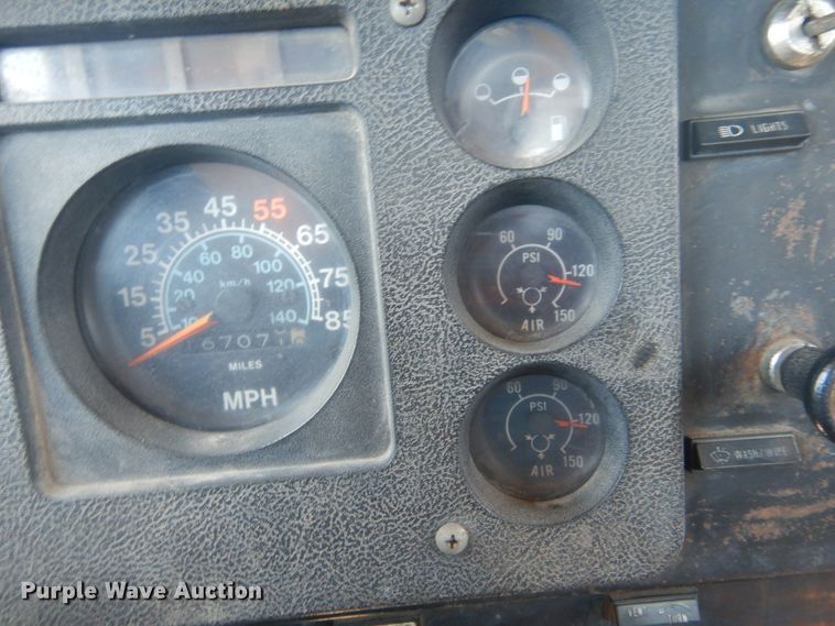 image for item GR9730 1985 International S1954  flatbed truck