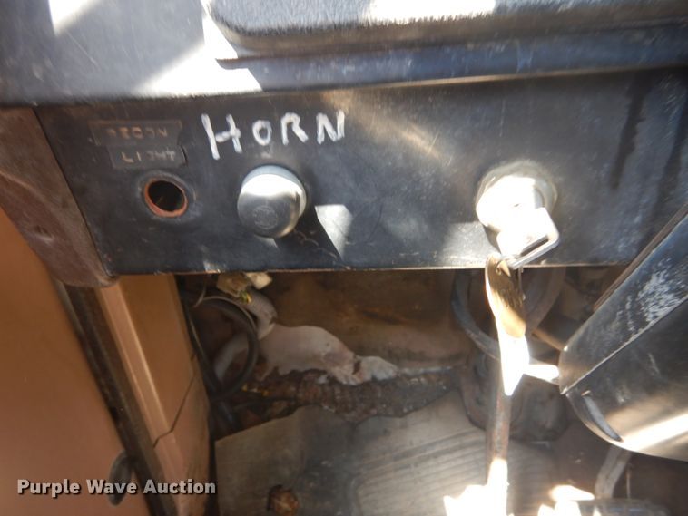 image for item GR9730 1985 International S1954  flatbed truck