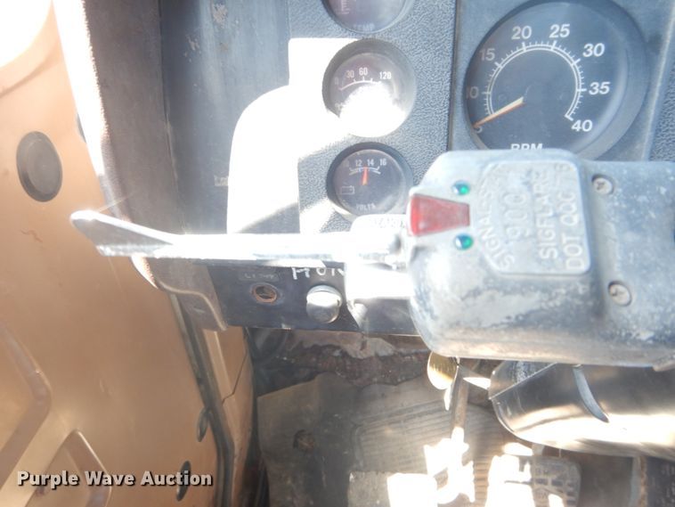 image for item GR9730 1985 International S1954  flatbed truck