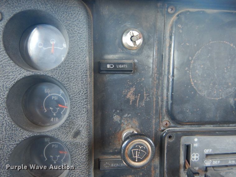 image for item GR9730 1985 International S1954  flatbed truck