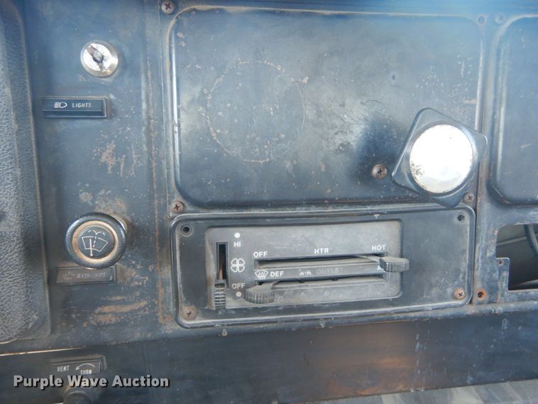 image for item GR9730 1985 International S1954  flatbed truck