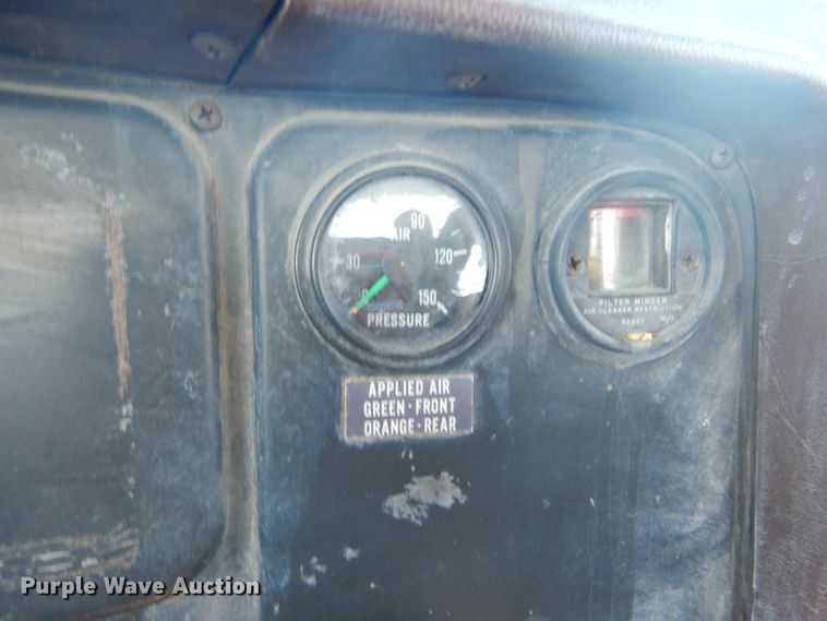 image for item GR9730 1985 International S1954  flatbed truck