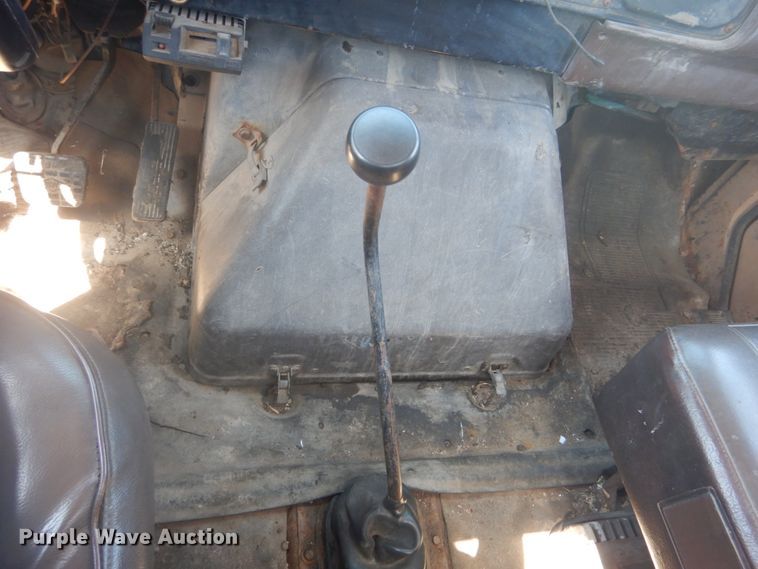 image for item GR9730 1985 International S1954  flatbed truck