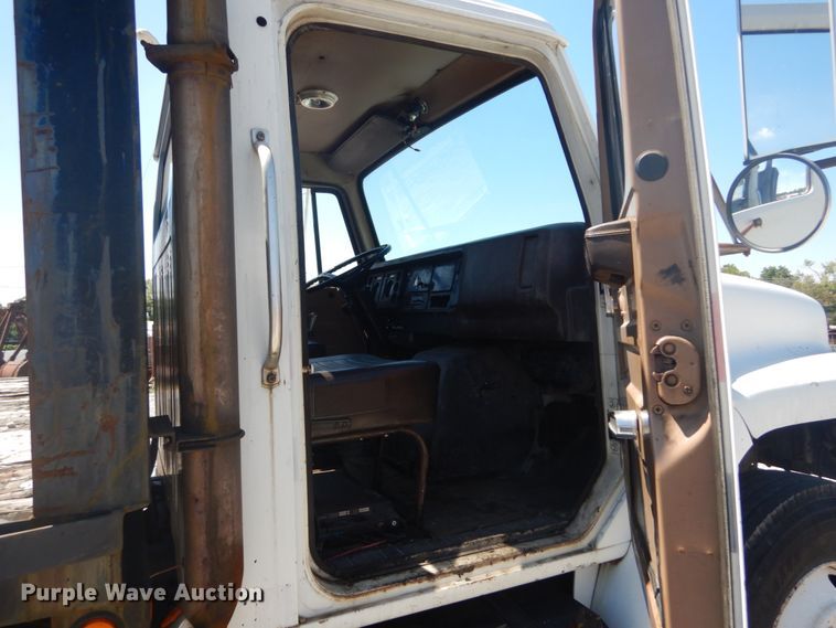 image for item GR9730 1985 International S1954  flatbed truck