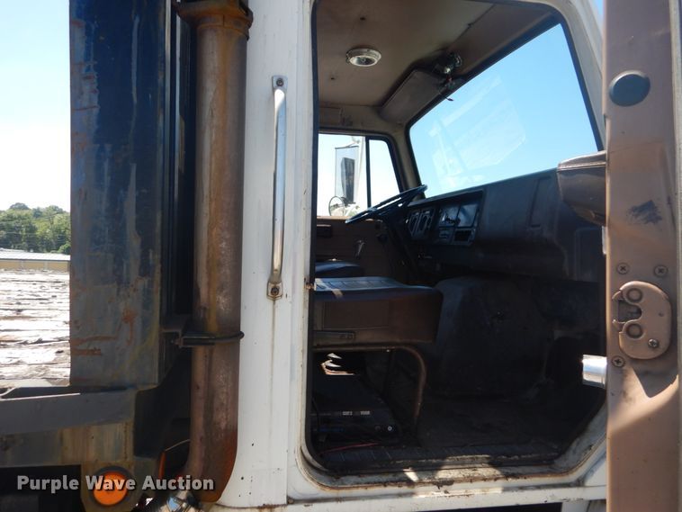 image for item GR9730 1985 International S1954  flatbed truck