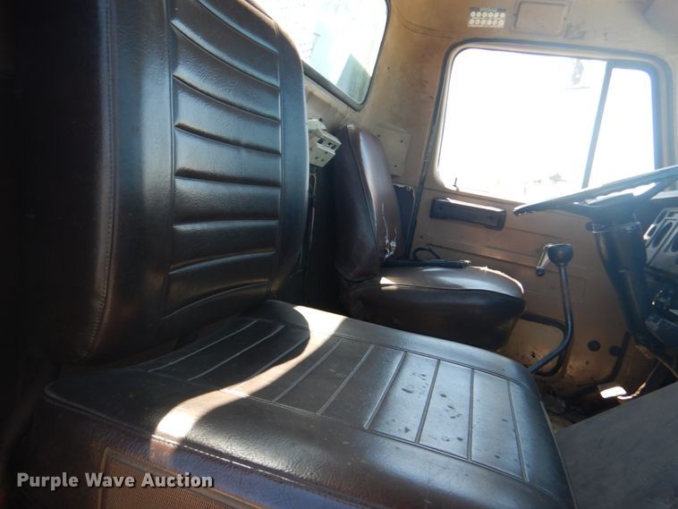 image for item GR9730 1985 International S1954  flatbed truck