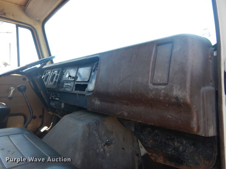 image for item GR9730 1985 International S1954  flatbed truck