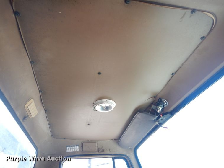 image for item GR9730 1985 International S1954  flatbed truck