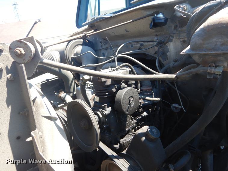 image for item GR9730 1985 International S1954  flatbed truck