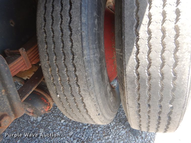 image for item GR9730 1985 International S1954  flatbed truck