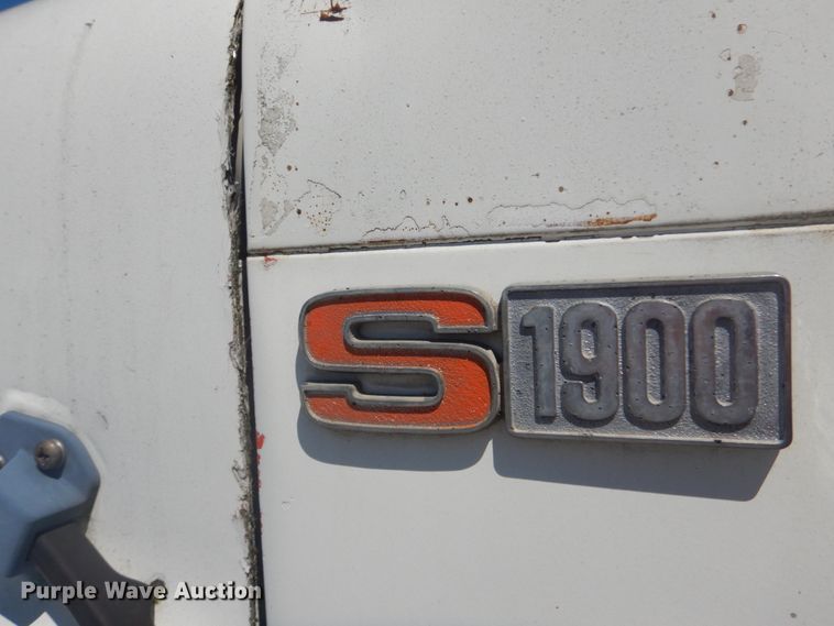 image for item GR9730 1985 International S1954  flatbed truck