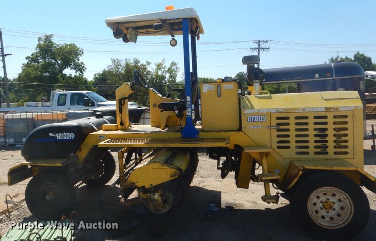 image for item GR9739 2007 Superior Broom DT80J  broom