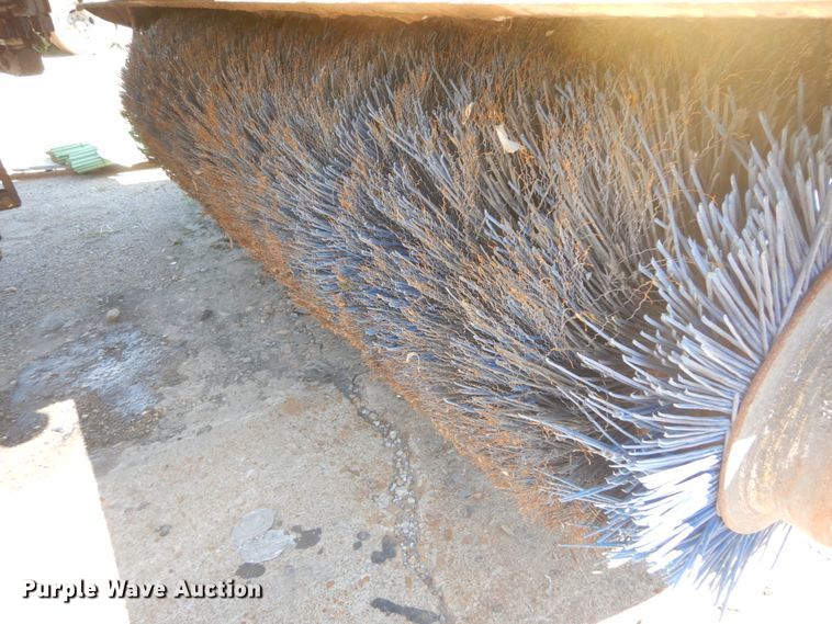 image for item GR9739 2007 Superior Broom DT80J  broom