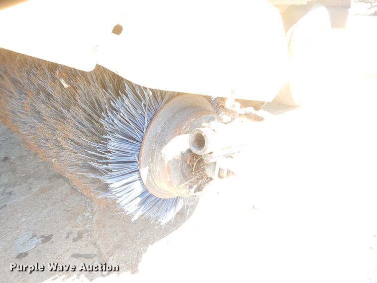 image for item GR9739 2007 Superior Broom DT80J  broom