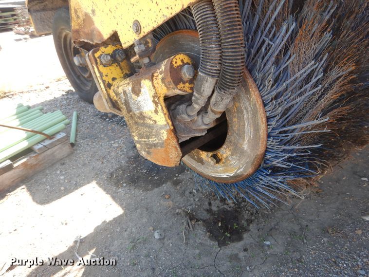 image for item GR9739 2007 Superior Broom DT80J  broom