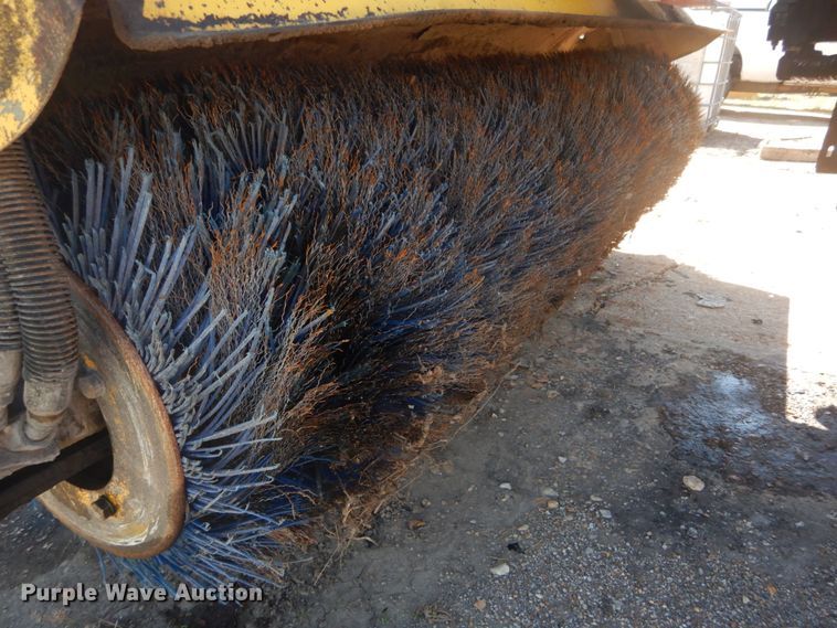 image for item GR9739 2007 Superior Broom DT80J  broom