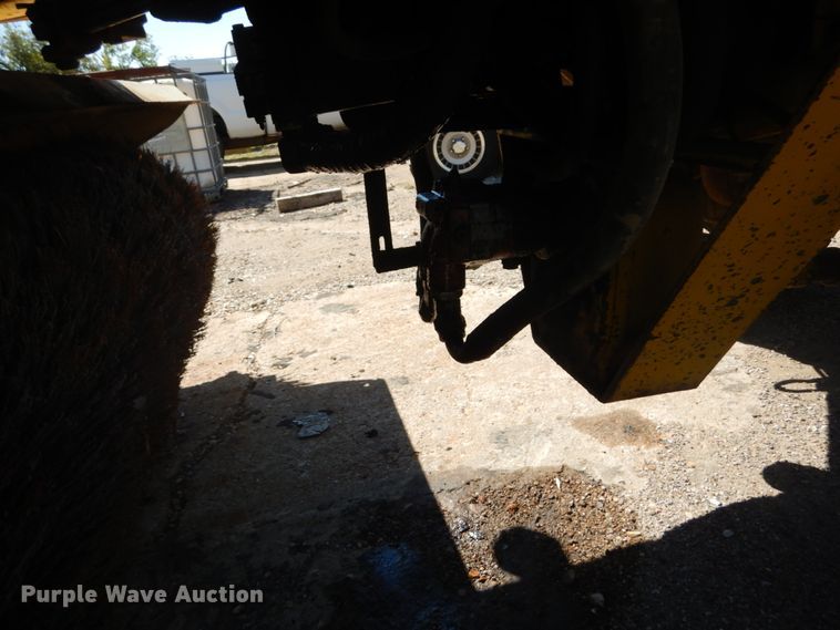 image for item GR9739 2007 Superior Broom DT80J  broom