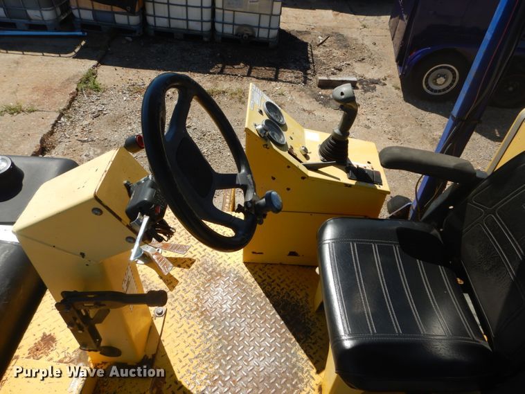 image for item GR9739 2007 Superior Broom DT80J  broom