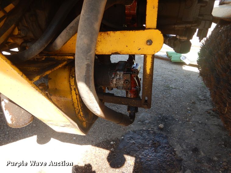 image for item GR9739 2007 Superior Broom DT80J  broom