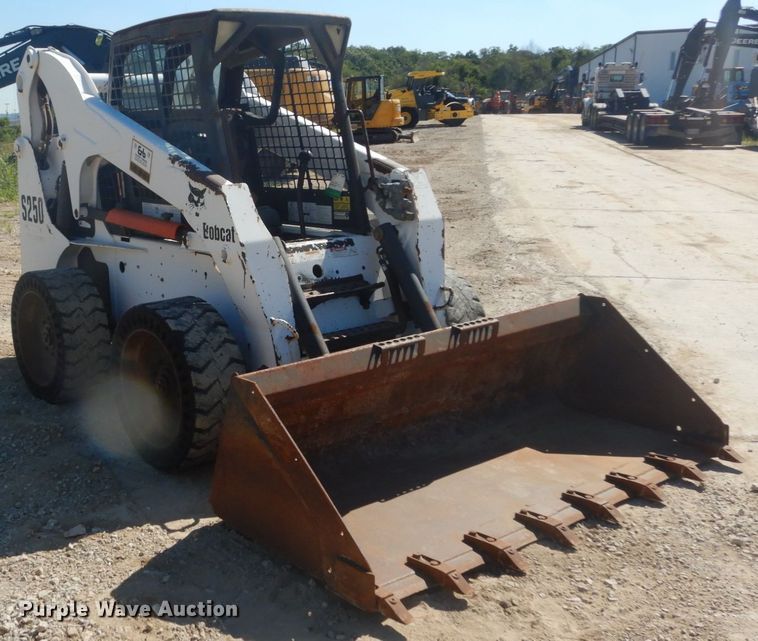 image for item GR9745 2004 Bobcat S250  skid steer loader