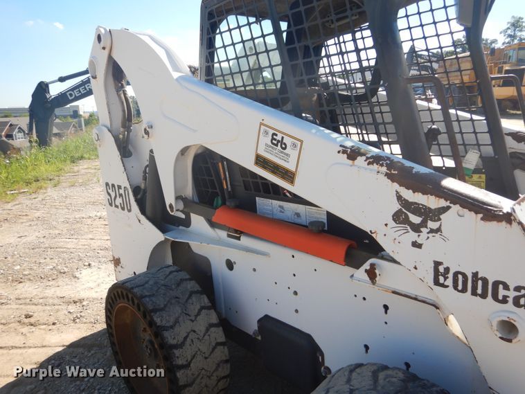 image for item GR9745 2004 Bobcat S250  skid steer loader