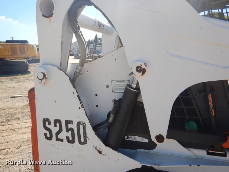 image for item GR9745 2004 Bobcat S250  skid steer loader