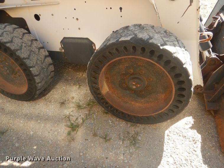 image for item GR9745 2004 Bobcat S250  skid steer loader