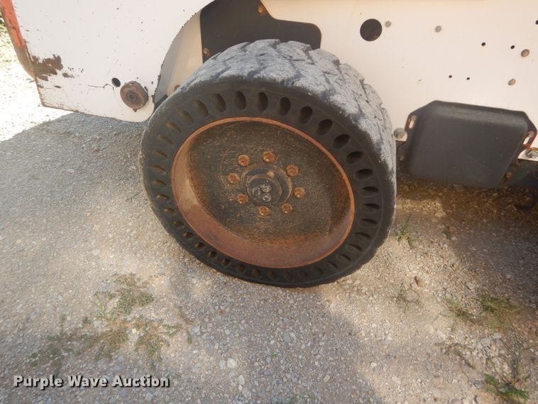 image for item GR9745 2004 Bobcat S250  skid steer loader