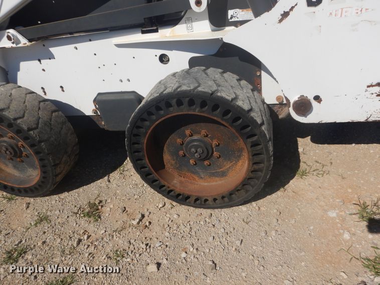 image for item GR9745 2004 Bobcat S250  skid steer loader