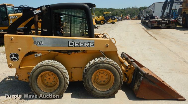 image for item GR9758 2005 John Deere 320  skid steer loader