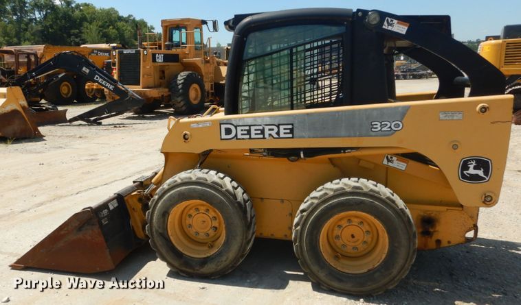 image for item GR9758 2005 John Deere 320  skid steer loader