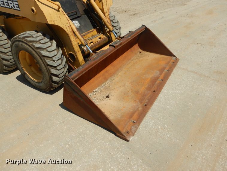 image for item GR9758 2005 John Deere 320  skid steer loader