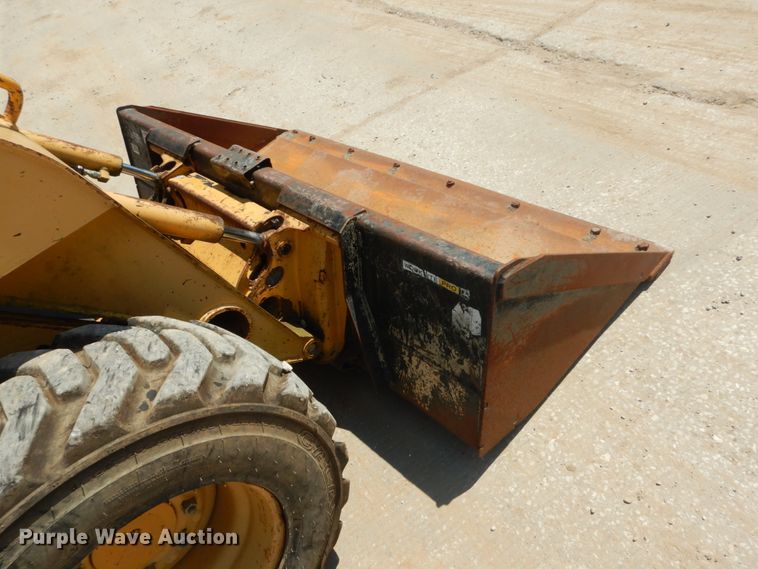 image for item GR9758 2005 John Deere 320  skid steer loader