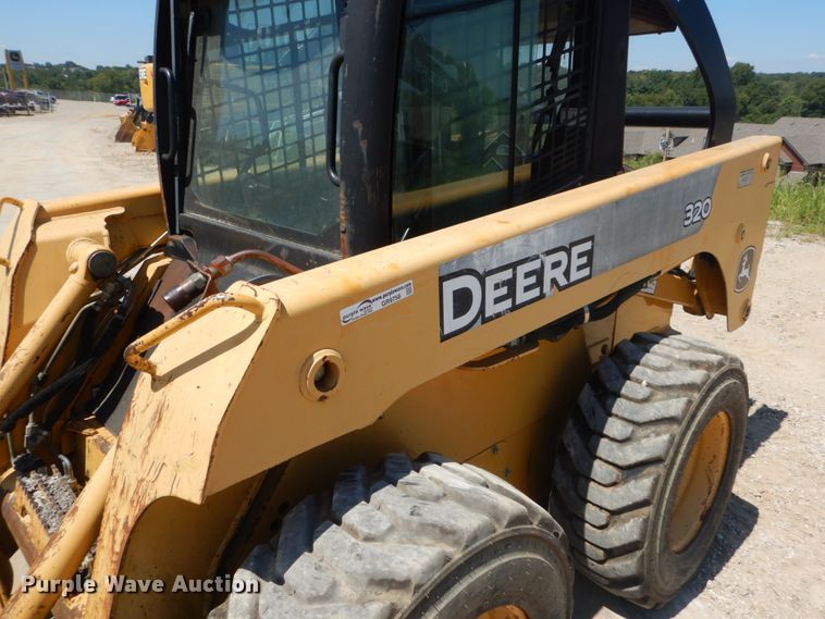 image for item GR9758 2005 John Deere 320  skid steer loader