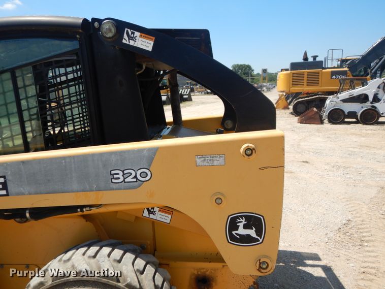 image for item GR9758 2005 John Deere 320  skid steer loader