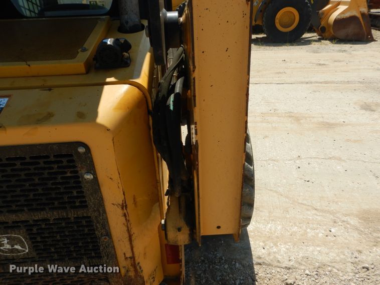 image for item GR9758 2005 John Deere 320  skid steer loader