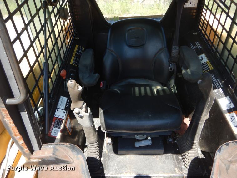 image for item GR9758 2005 John Deere 320  skid steer loader