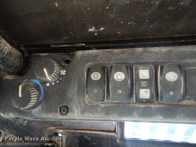 image for item GR9758 2005 John Deere 320  skid steer loader