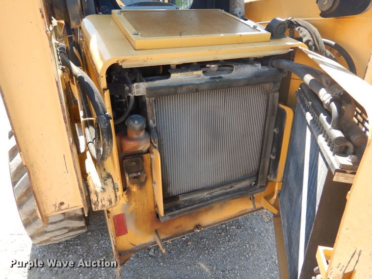 image for item GR9758 2005 John Deere 320  skid steer loader
