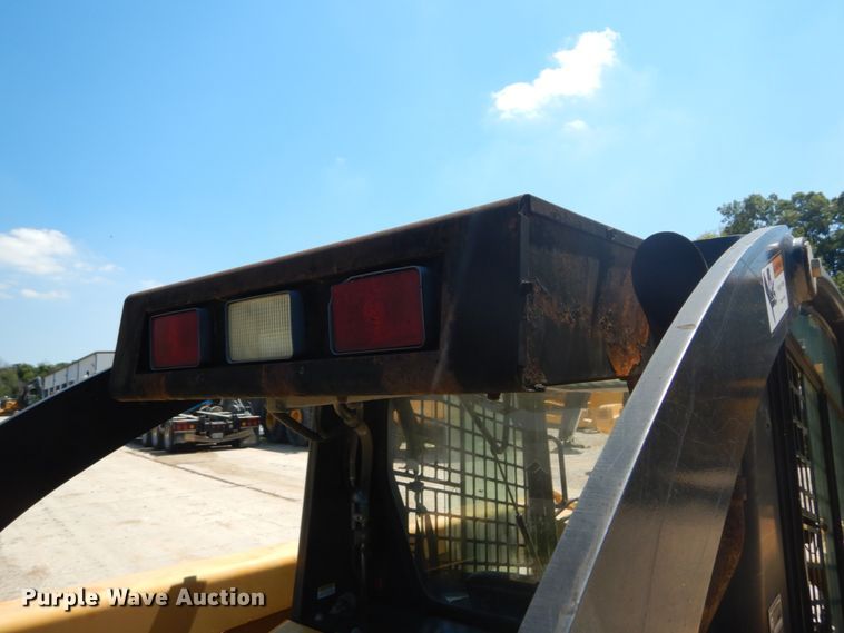 image for item GR9758 2005 John Deere 320  skid steer loader