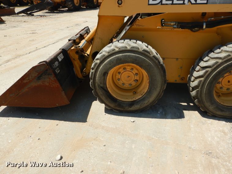 image for item GR9758 2005 John Deere 320  skid steer loader