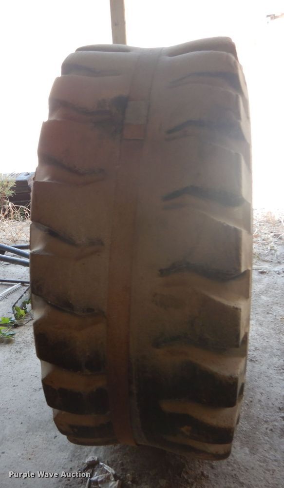 image for item GR9770 20.5-25 tire