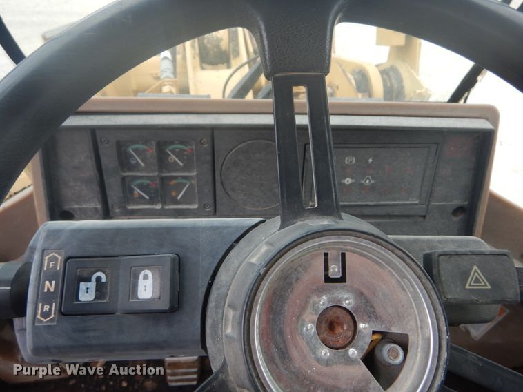 image for item GR9793 1999 Caterpillar 924F  wheel loader