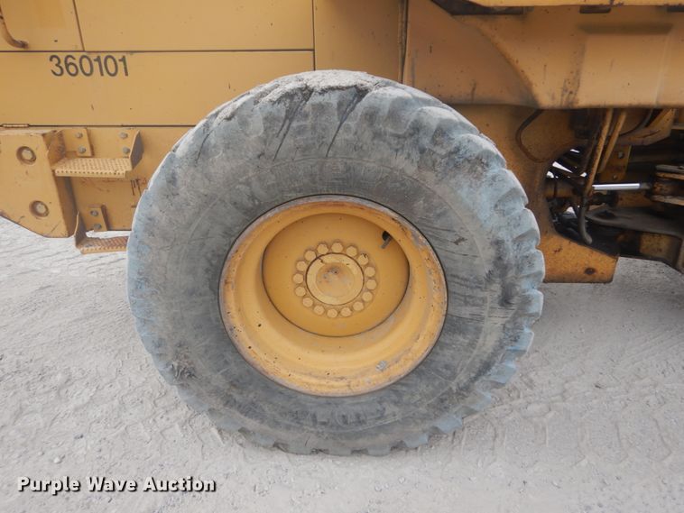 image for item GR9793 1999 Caterpillar 924F  wheel loader