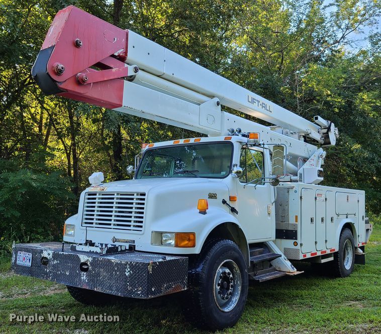 image for item GY9589 2001 International 4900  bucket truck